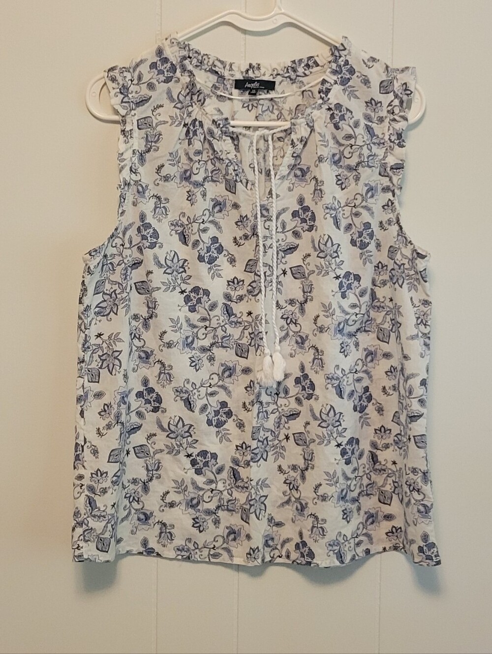Angels Forever Young 100% Cotton Blue & White Floral Sleeveless Blouse. M